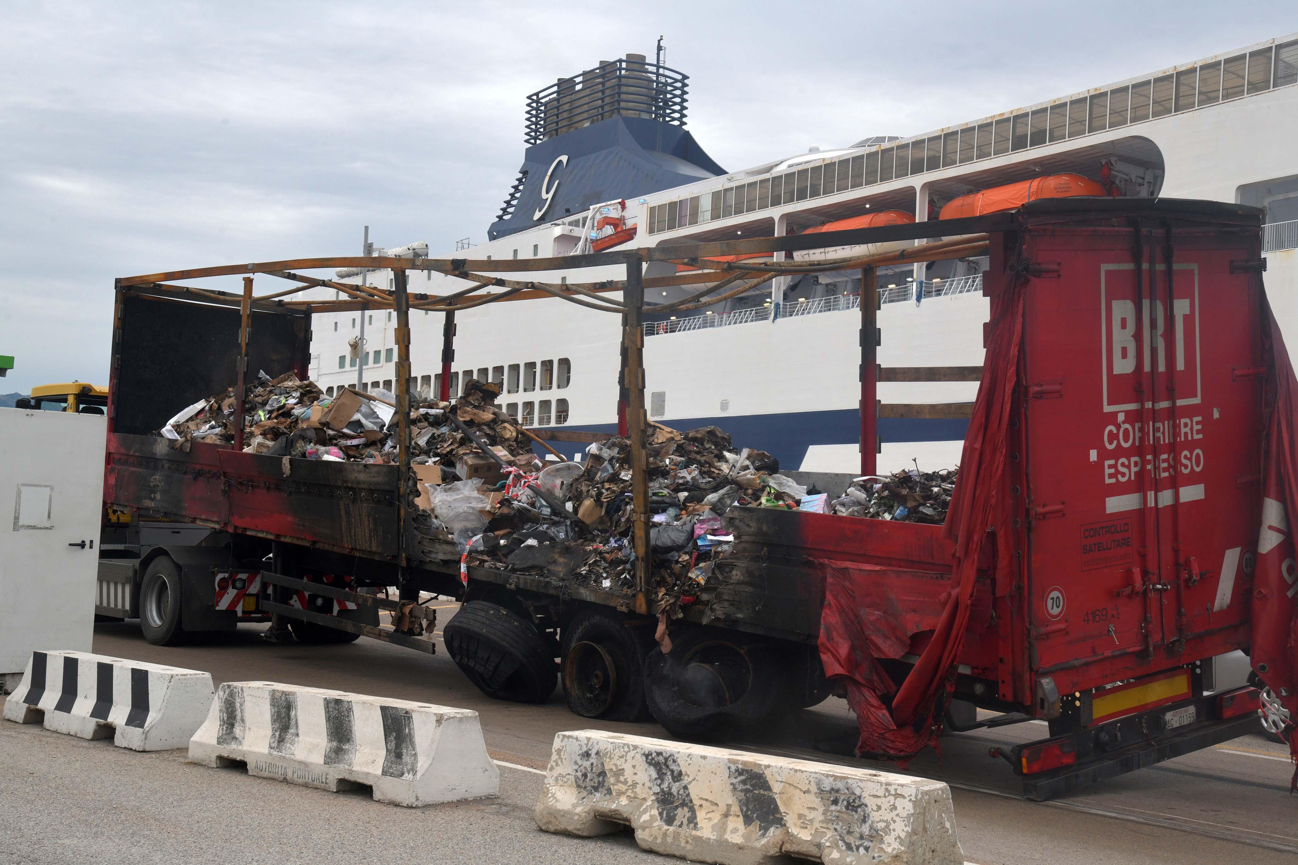 Uno dei rimorchi della ditta Bertolini con il suo carico andato in fumo (foto giovanna sanna)