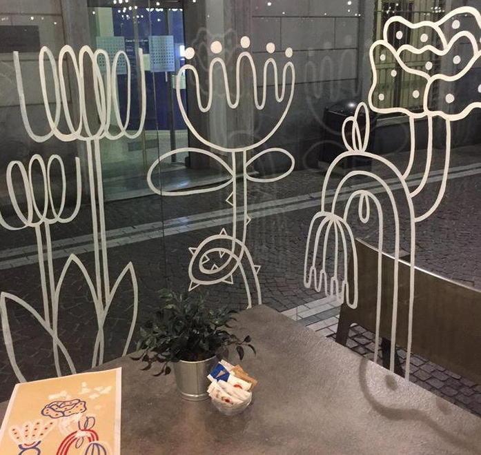 Giovani artiste fanno rifiorire le vetrine del centro cittadino