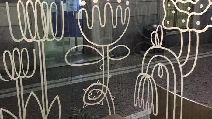 Giovani artiste fanno rifiorire le vetrine del centro cittadino