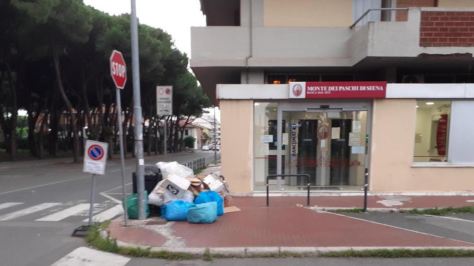 Anche una bombola tra i rifiuti abbandonati