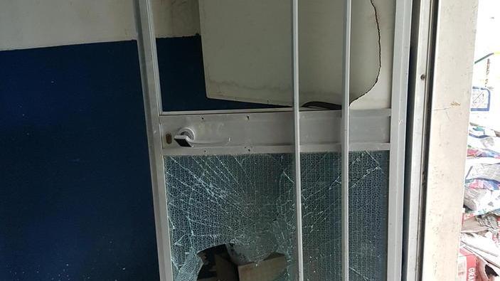 Vandali al campo di Monti sfondano porte e finestre