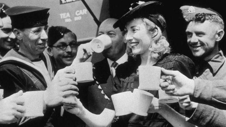 Ciao Vera, la fidanzata di tutti i soldati inglesi Churchill la volle in tour al fronte per cantare