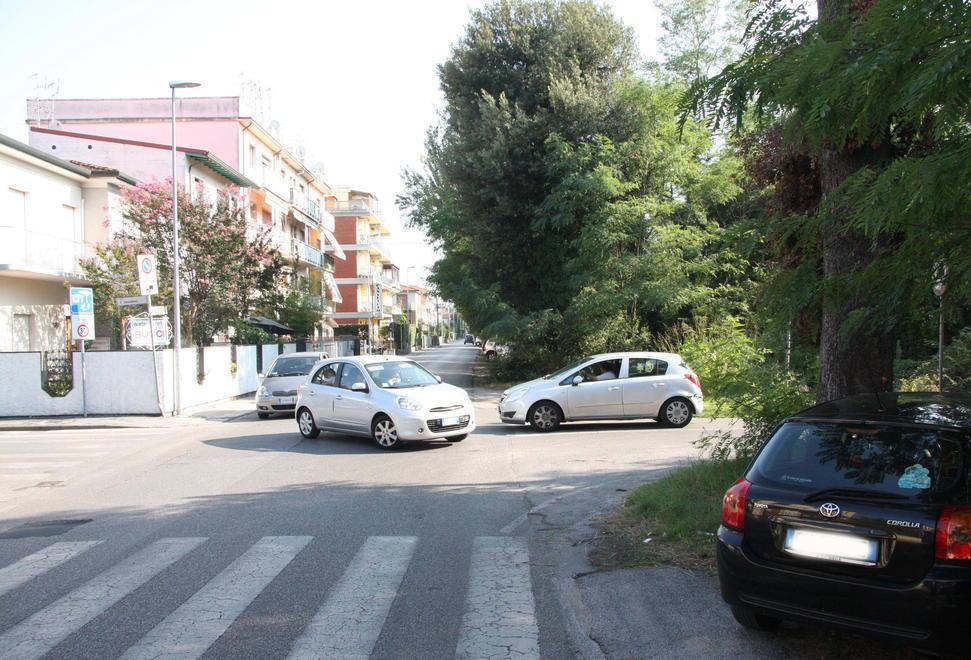 Via Indipendenza invasa dal traffico: i residenti protestano