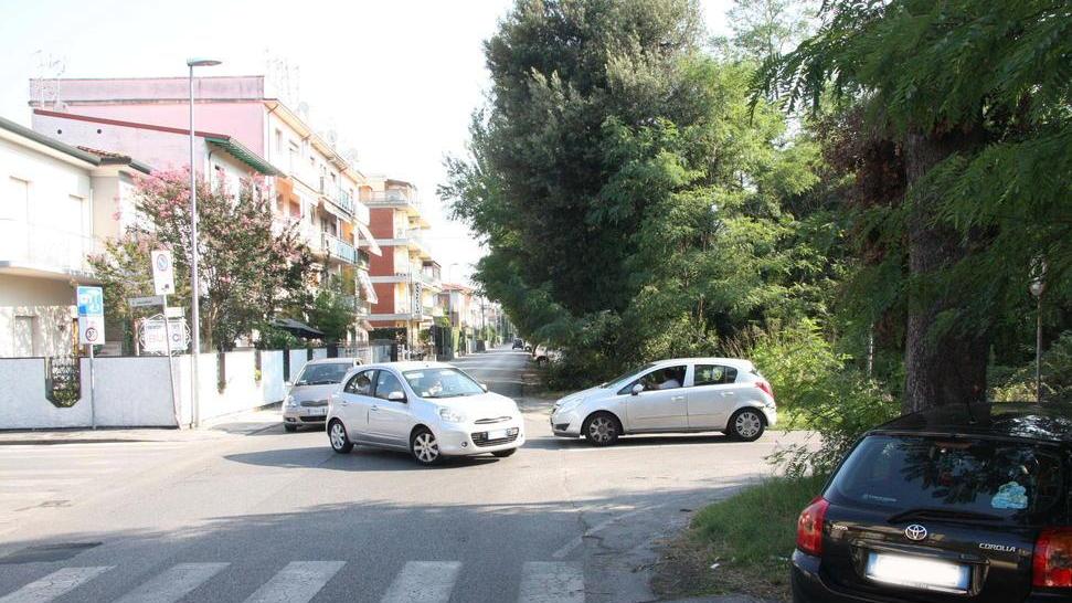 Via Indipendenza invasa dal traffico: i residenti protestano