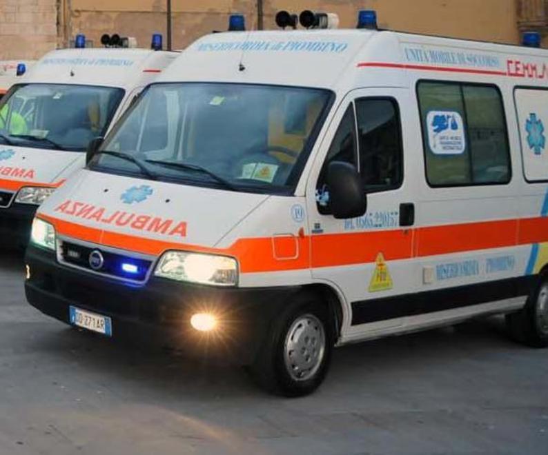 Cade da un muretto, trasferita in elicottero
