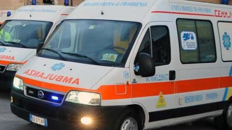 Cade da un muretto, trasferita in elicottero