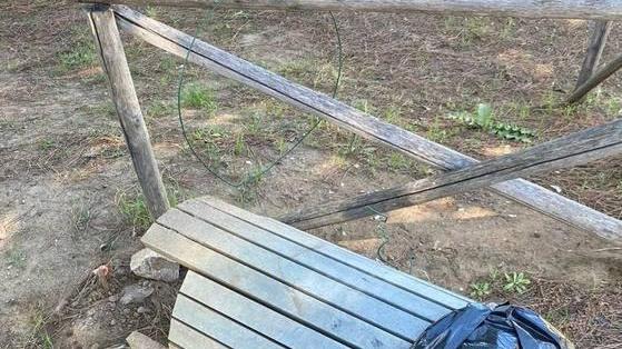 Parco di via Pertini nel mirino dei vandali