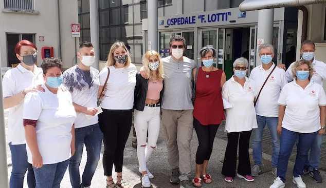 Va a donare sangue con tutta la famiglia e il suo ragazzo 