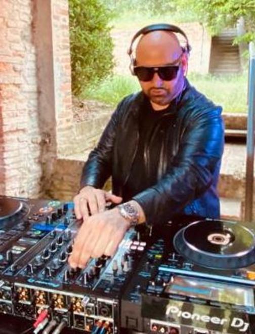 Da Dj Scavo 1.500 euro al Comune per aiutare le famiglie in difficoltà