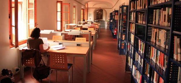 Obbligo di prenotazione per studiare in biblioteca Il posto libero in un’app 