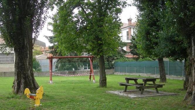 Parco giochi sistemato per ospitare i bambini