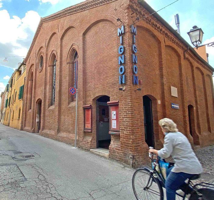 In sala sì, ma solo se è a luci rosse Il Mignon ha riaperto i battenti