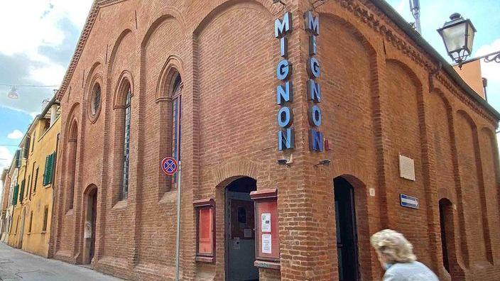 In sala sì, ma solo se è a luci rosse Il Mignon ha riaperto i battenti