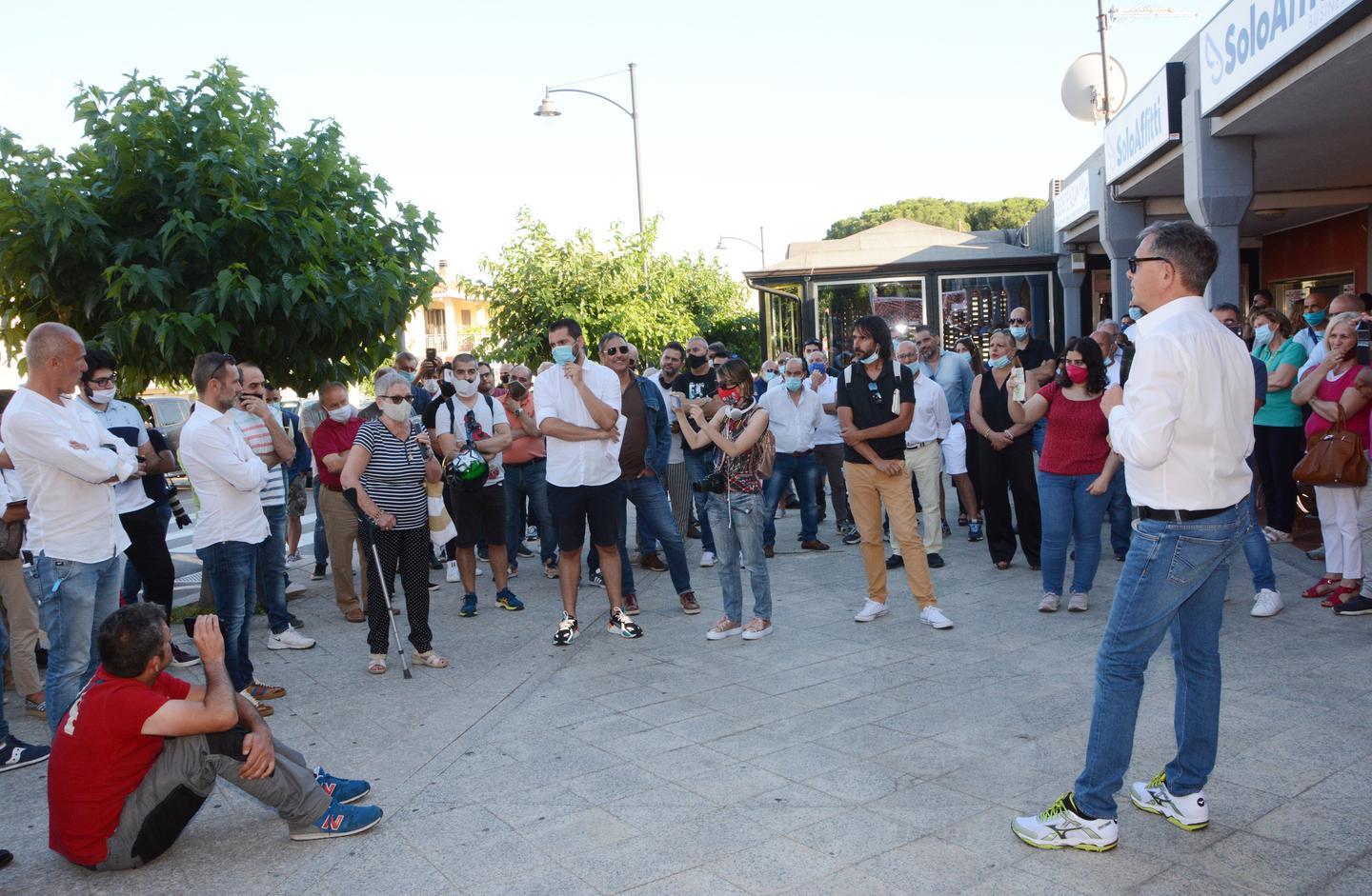 Le bici in viale Aldo Moro Nizzi ci mette la faccia 
