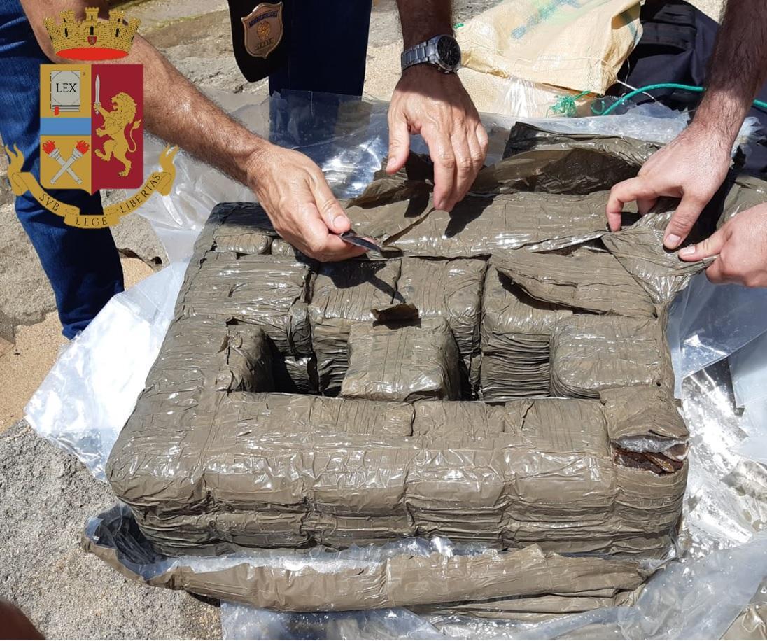 Il pacco con 33 chili di hascisc recuperato dalla polizia a Gonnesa (foto Mario Rosas)