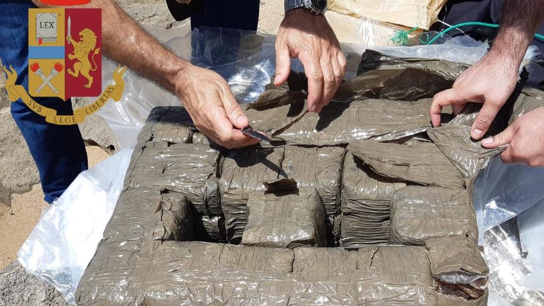 Il pacco con 33 chili di hascisc recuperato dalla polizia a Gonnesa (foto Mario Rosas)
