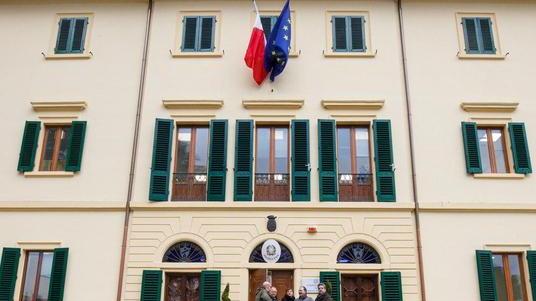 Spacciavano a pochi passi dal commissariato: chi sono gli arrestati