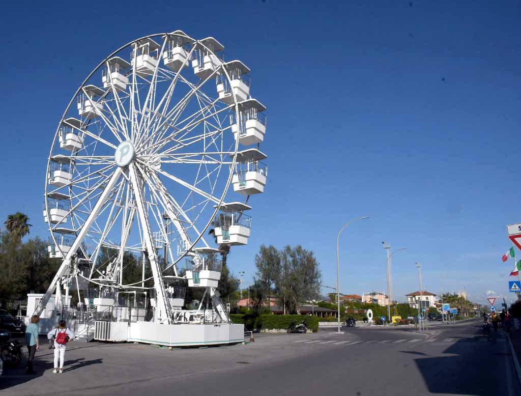 La ruota panoramica a Marina di Massa