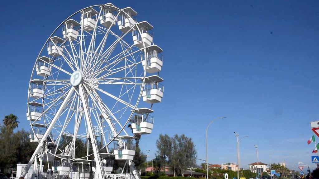 La ruota panoramica a Marina di Massa