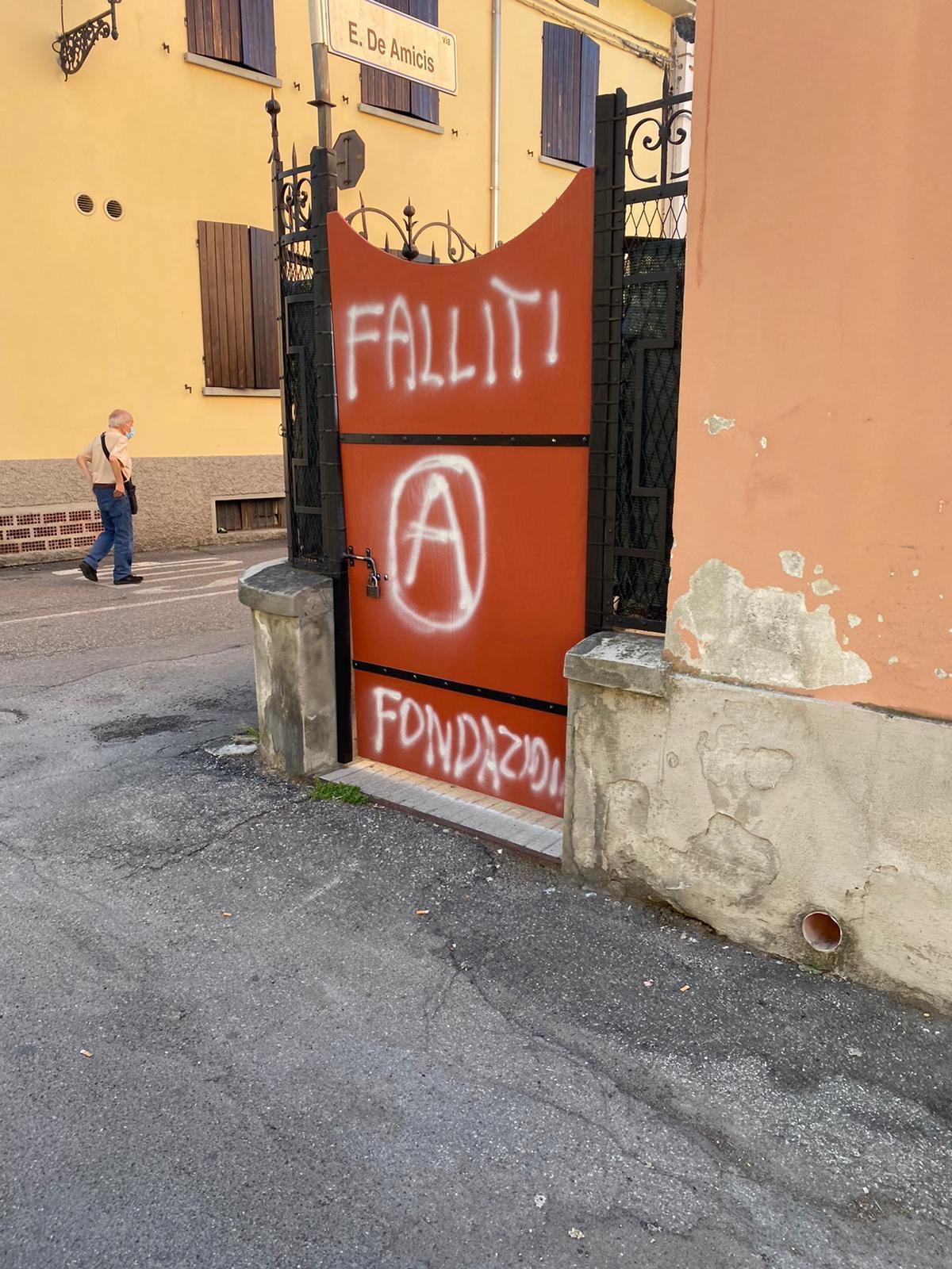 Una delle scritte lasciate a Brescelo dall'"imbrattatore" di 65 anni