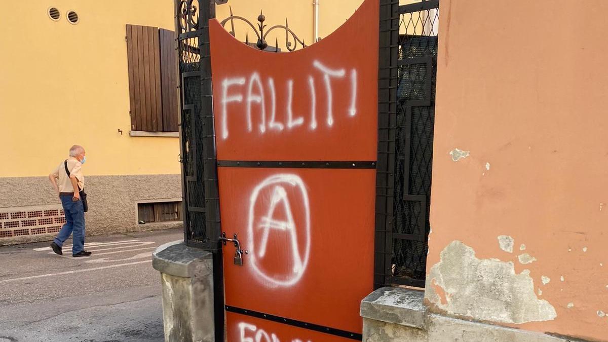 Una delle scritte lasciate a Brescelo dall'"imbrattatore" di 65 anni
