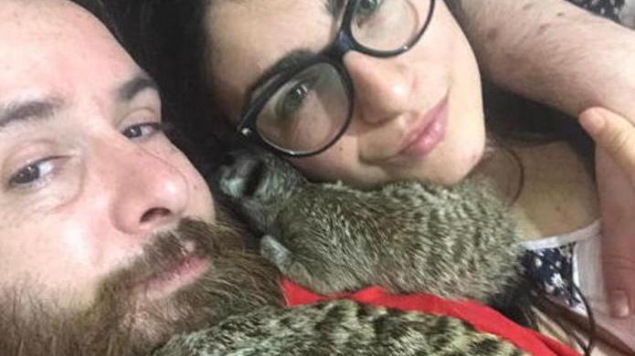 Andrea Barbieri e Veronica D’Angelo abbracciati a due suricati
