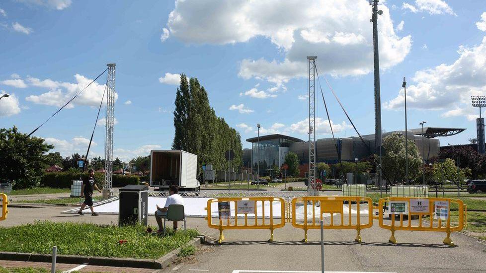 Tutti al cinema... ma in auto. Nel parcheggio dei Petali s’inaugura il drive-in