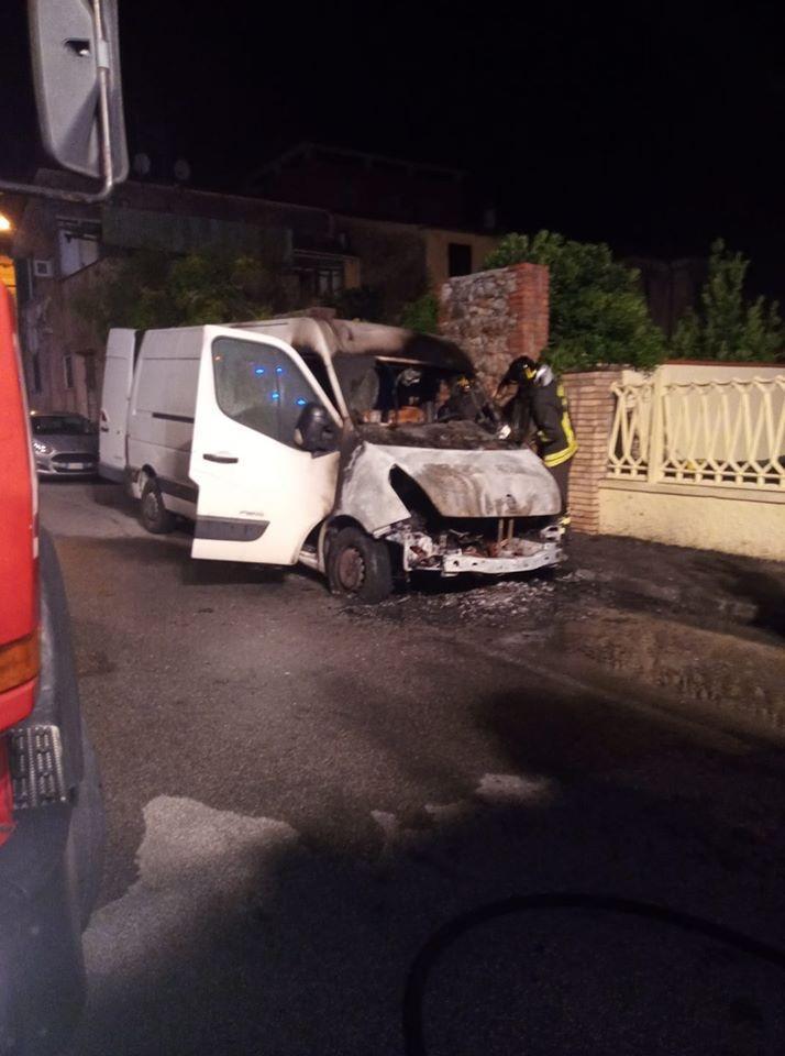 A fuoco camioncino ad Avenza, nella tarda serata di venerdì 19