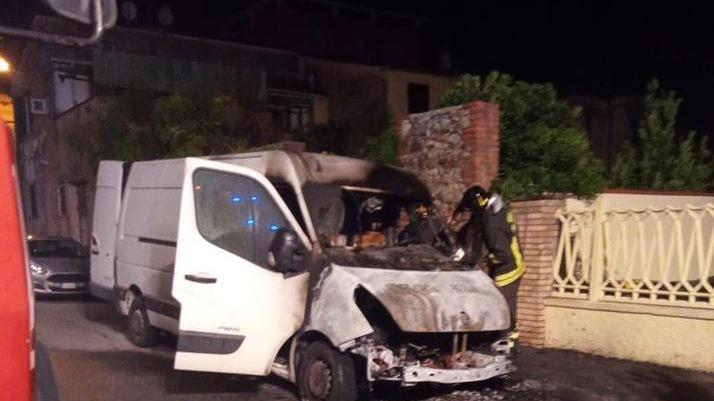 A fuoco camioncino ad Avenza, nella tarda serata di venerdì 19