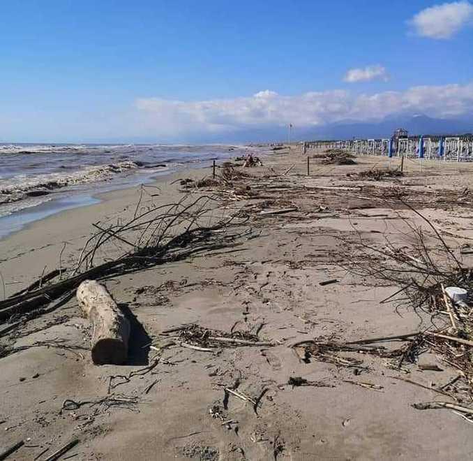 Bagni in mare vietati di nuovo a Vecchiano 