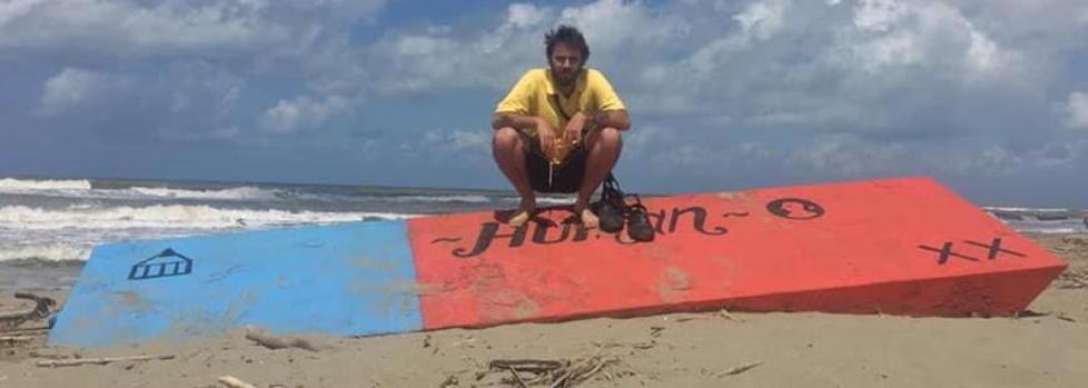 Marco Galli sopra "Gomma Human", l'installazione realizzata con un container abbandonato sulla spiaggia della Lecciona