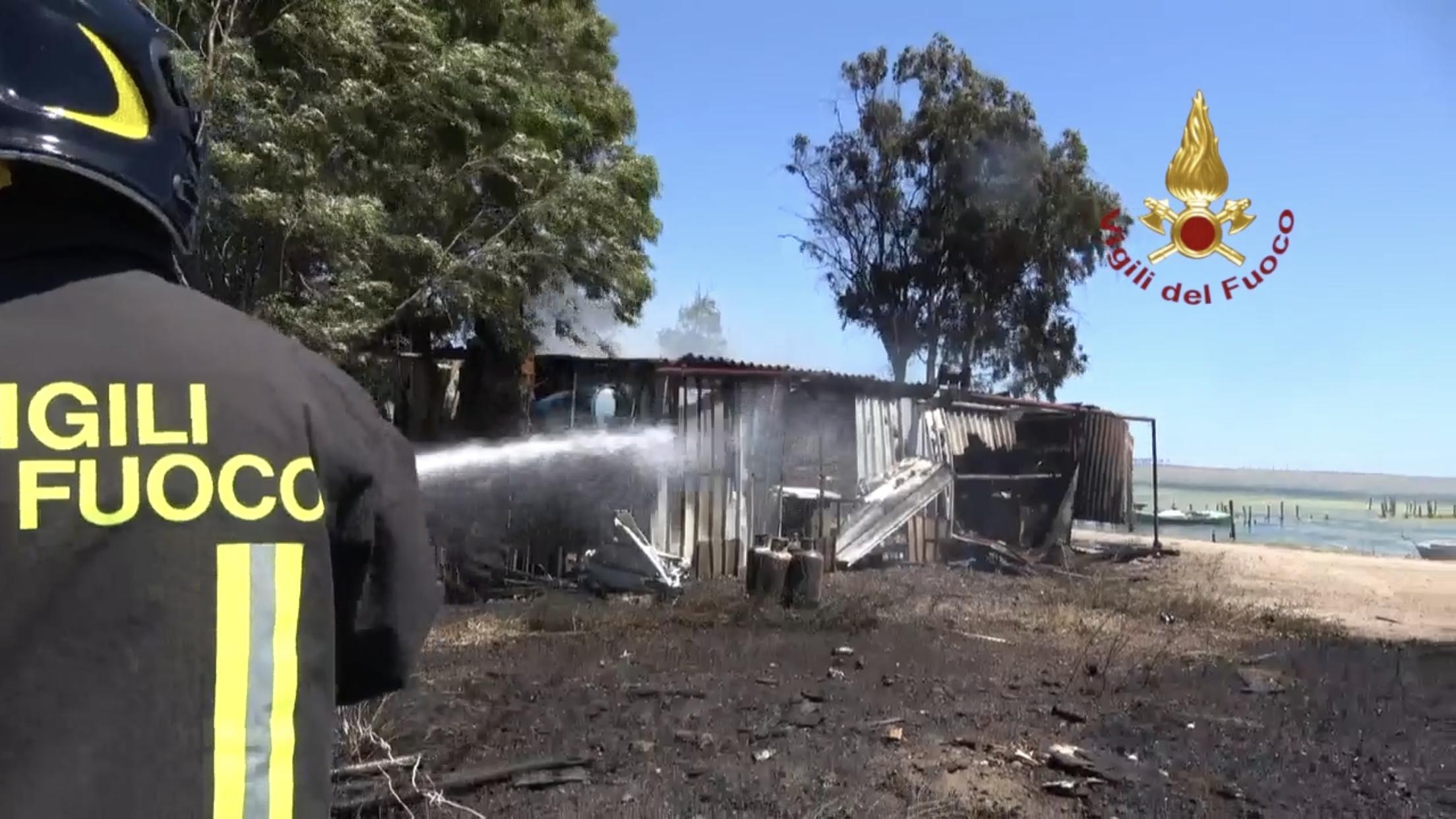 Elmas, fiamme nelle baracche dei pescatori