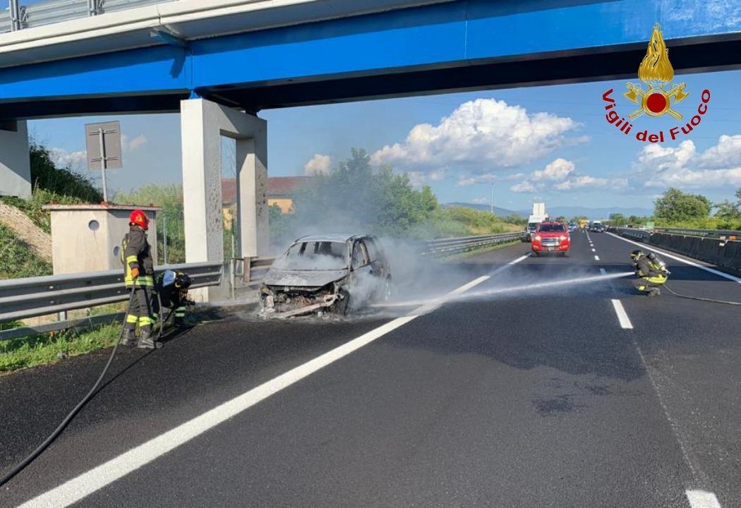 L'auto bruciata sulla Firenze-Mare