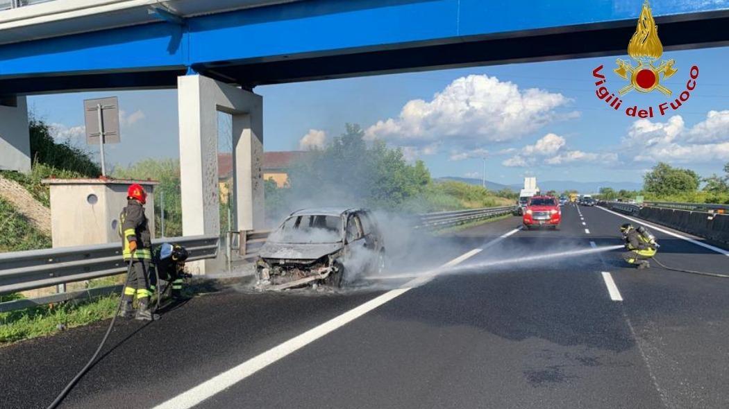 L'auto bruciata sulla Firenze-Mare