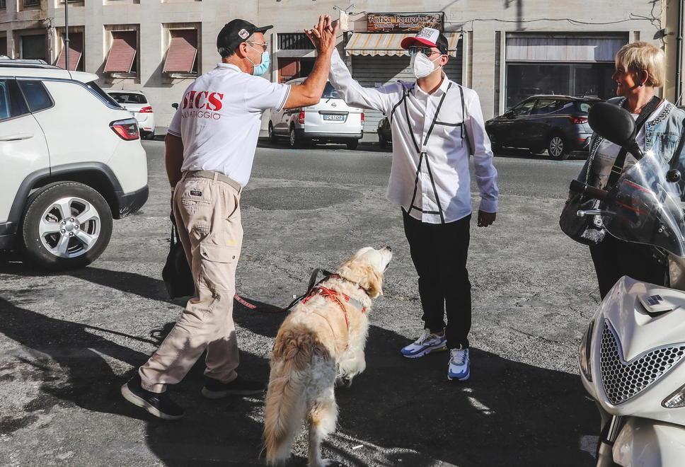 Filippo all’ingresso della scuola con il suo cane Teresa che lo accompagna anche in classe (Foto Daniele Marzi)