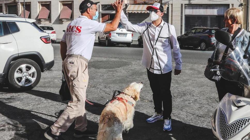 Filippo all’ingresso della scuola con il suo cane Teresa che lo accompagna anche in classe (Foto Daniele Marzi)