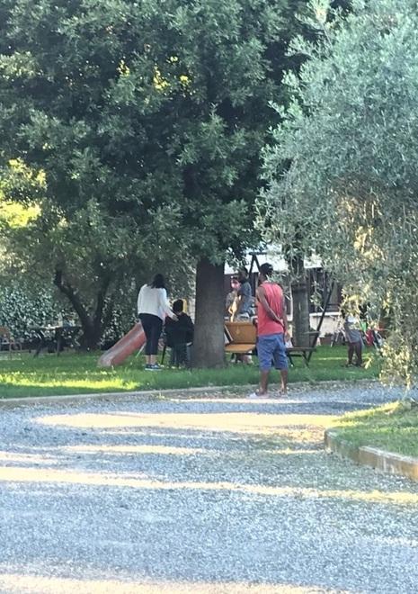 Alcuni degli ospiti nel giardino del centro d'accoglienza