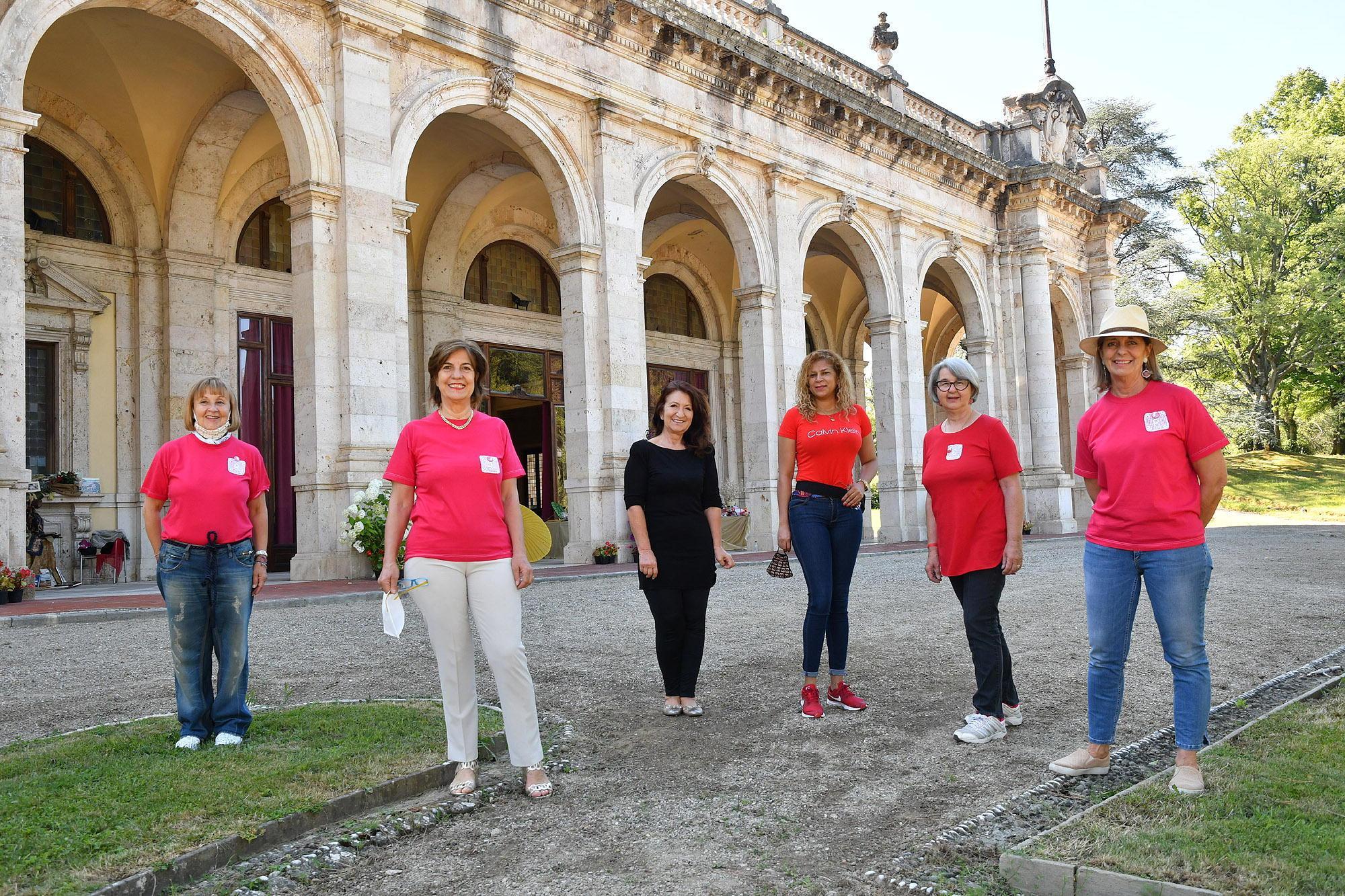 Gli Angeli del Bello di Montecatini davanti ai loggiati del Regina (Foto Rosellini)