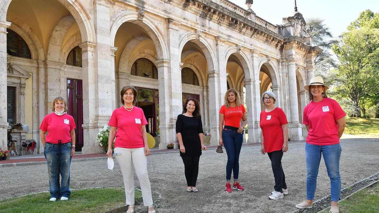 Gli Angeli del Bello di Montecatini davanti ai loggiati del Regina (Foto Rosellini)