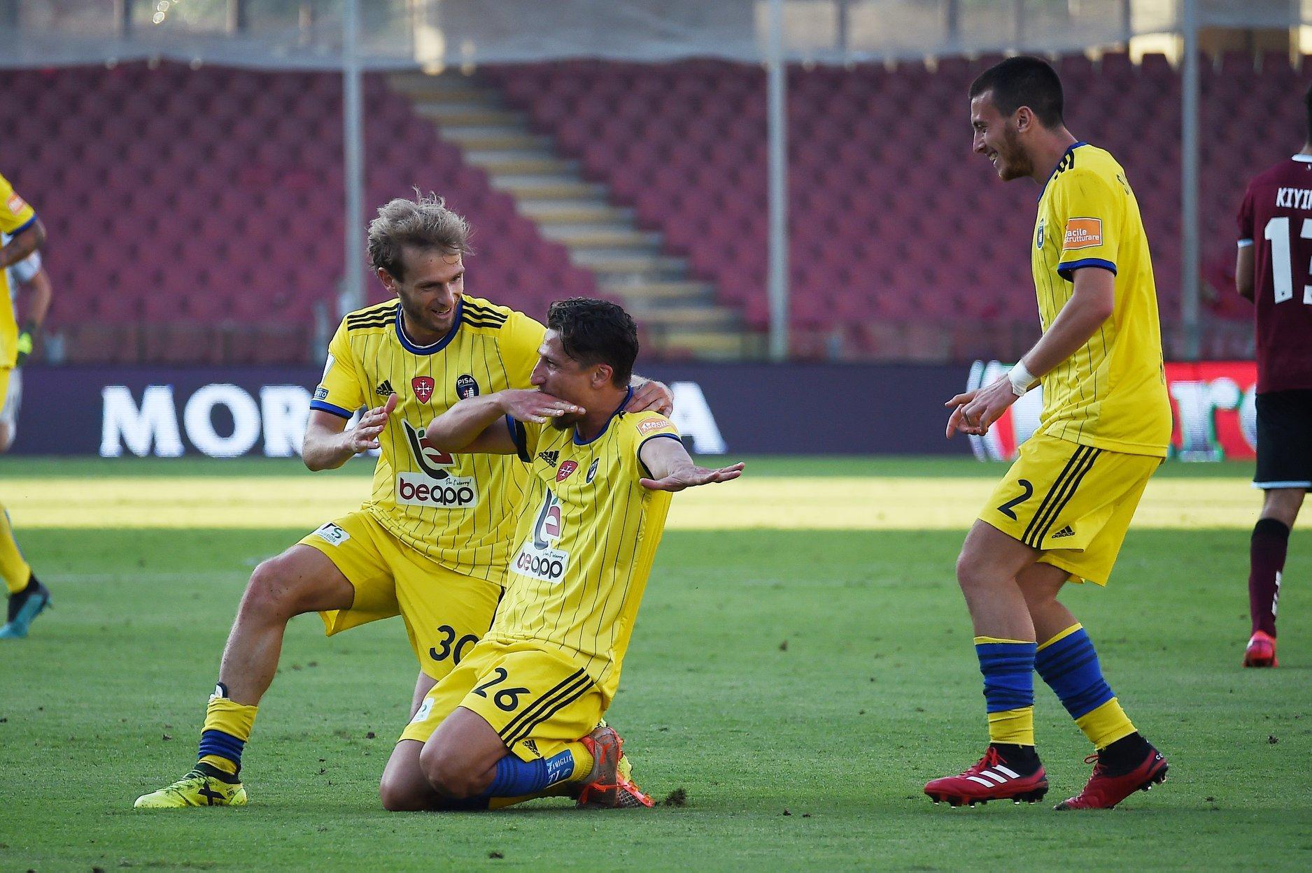 L'esultanza di Masucci dopo il gol del Pisa a Salerno (Foto Pisa Sporting Club)