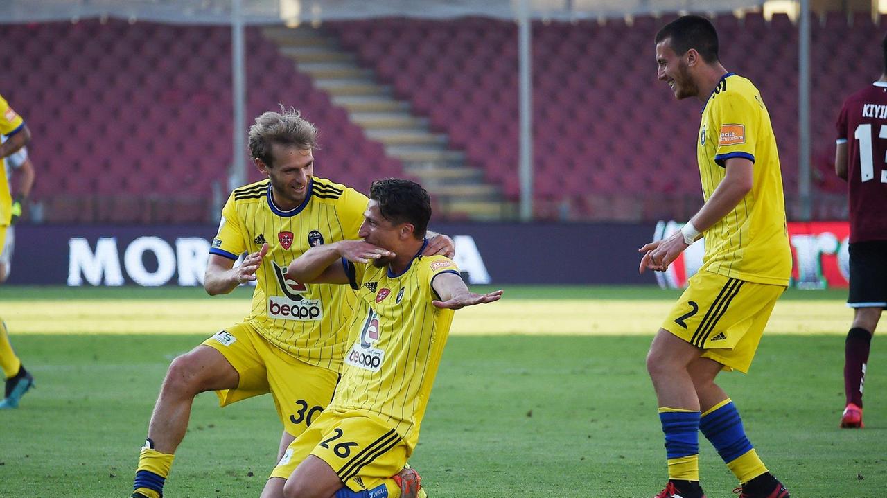 L'esultanza di Masucci dopo il gol del Pisa a Salerno (Foto Pisa Sporting Club)