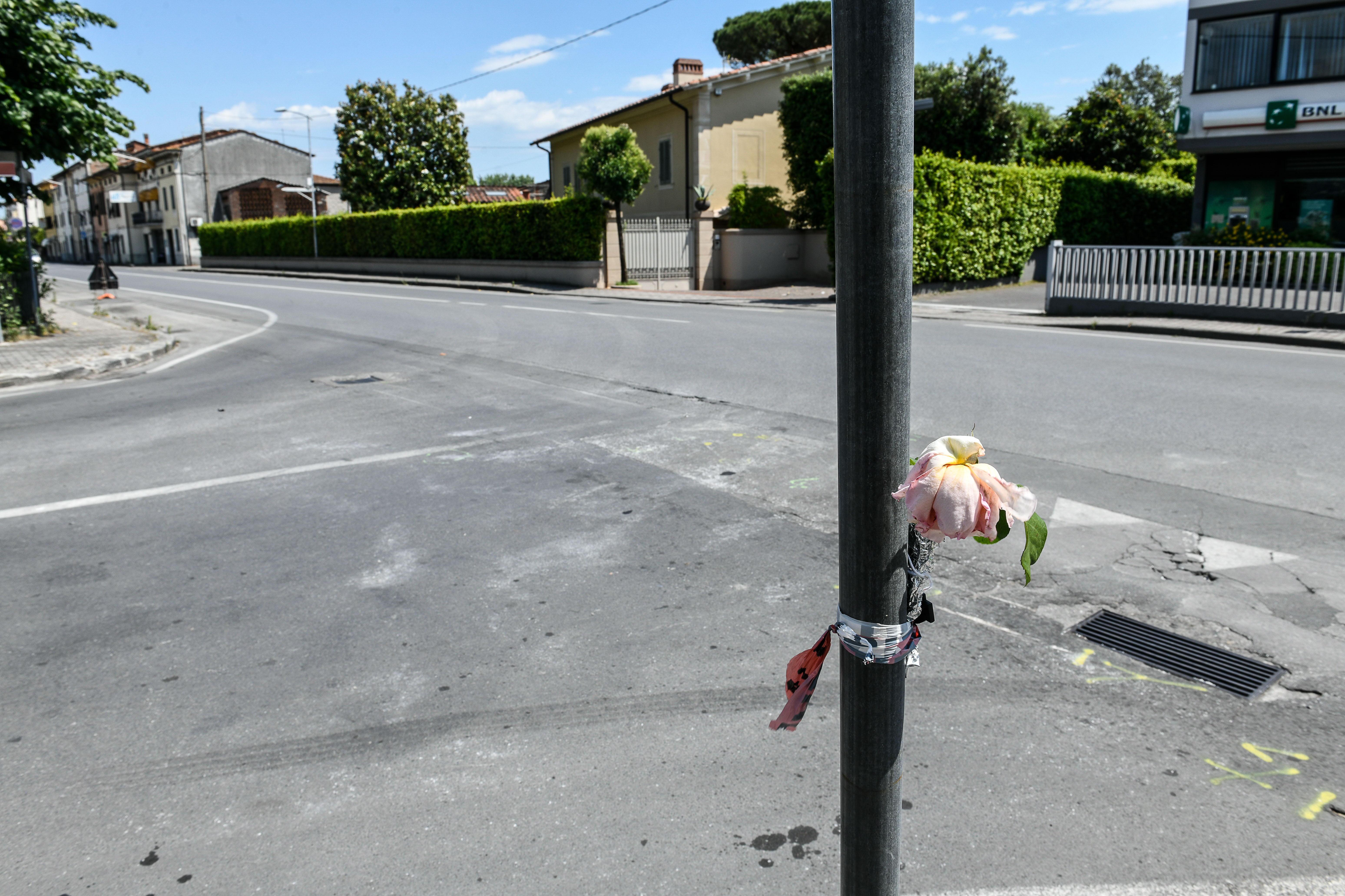 Fiori lasciati per ricordare i tre morti sulla Pesciatina