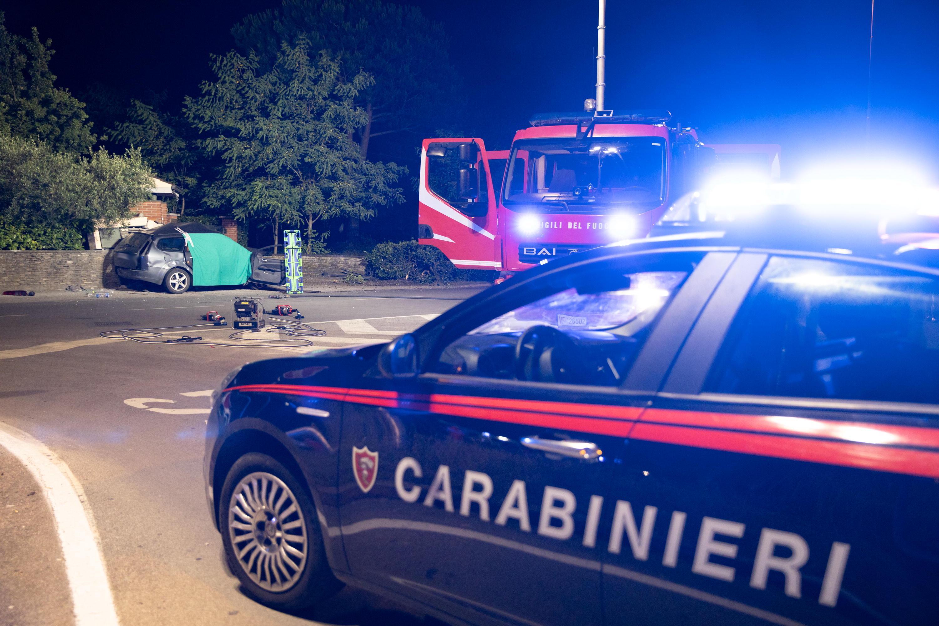 Carabinieri e Vigili dle fuoco sul posto dell'incidente (Foto Nucci)