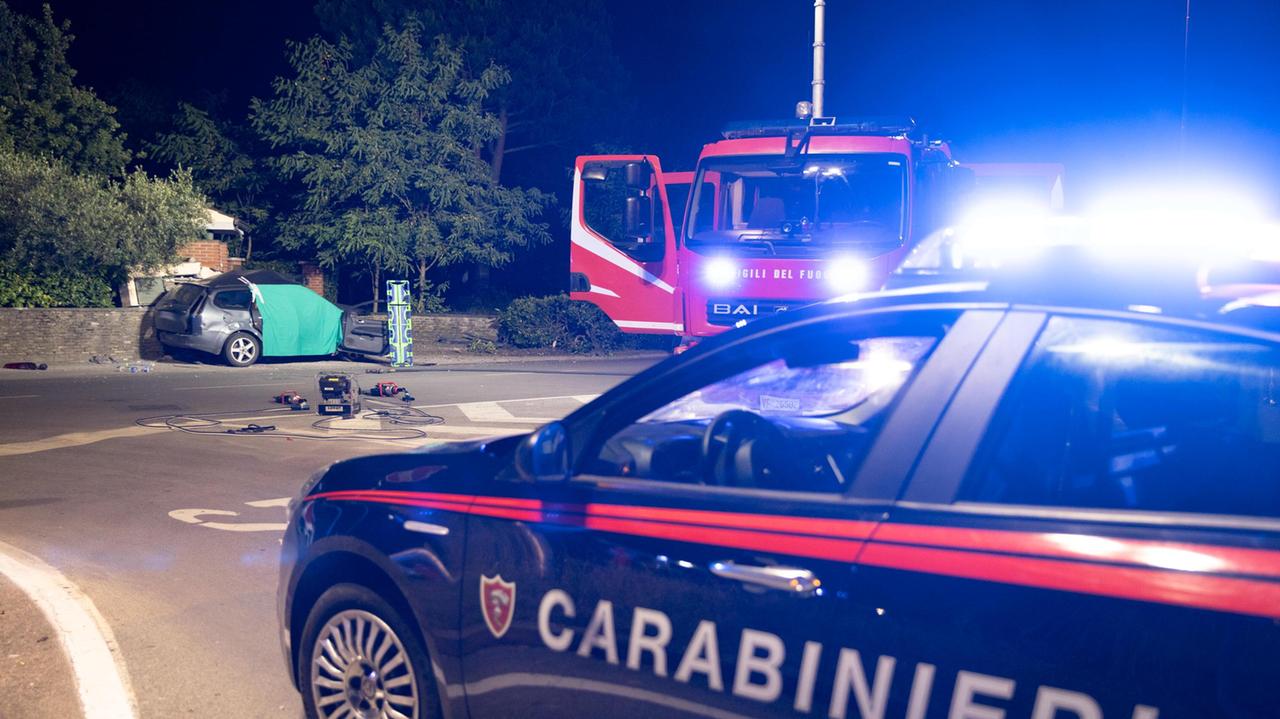 Carabinieri e Vigili dle fuoco sul posto dell'incidente (Foto Nucci)