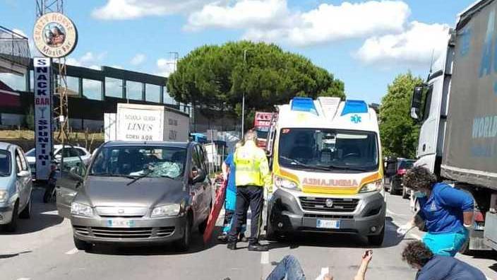 Altopascio, pedone investito mentre attraversa la strada