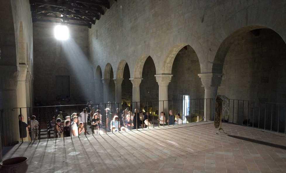Nella pieve lo spettacolo dei raggi del sole d’estate che illuminano l’altare 