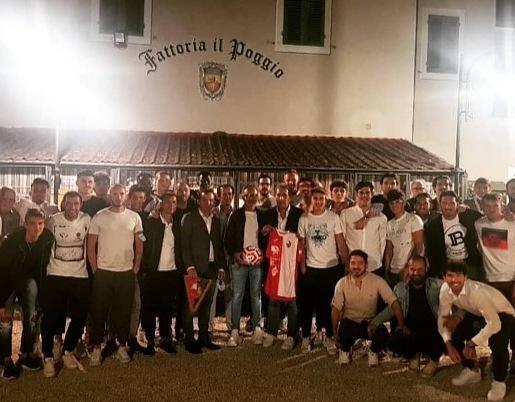 Squadra e dirigenti festeggiano la serie C e i tifosi premiano società e cronisti 