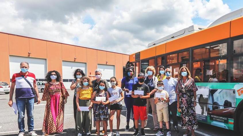 Un bus d’autore con gli scatti dei ragazzi, ecco i sei vincitori del concorso
