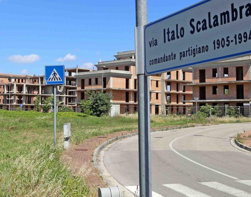 Scheletri di palazzi, verde incolto, degrado «Qui di sera è territorio degli spacciatori»