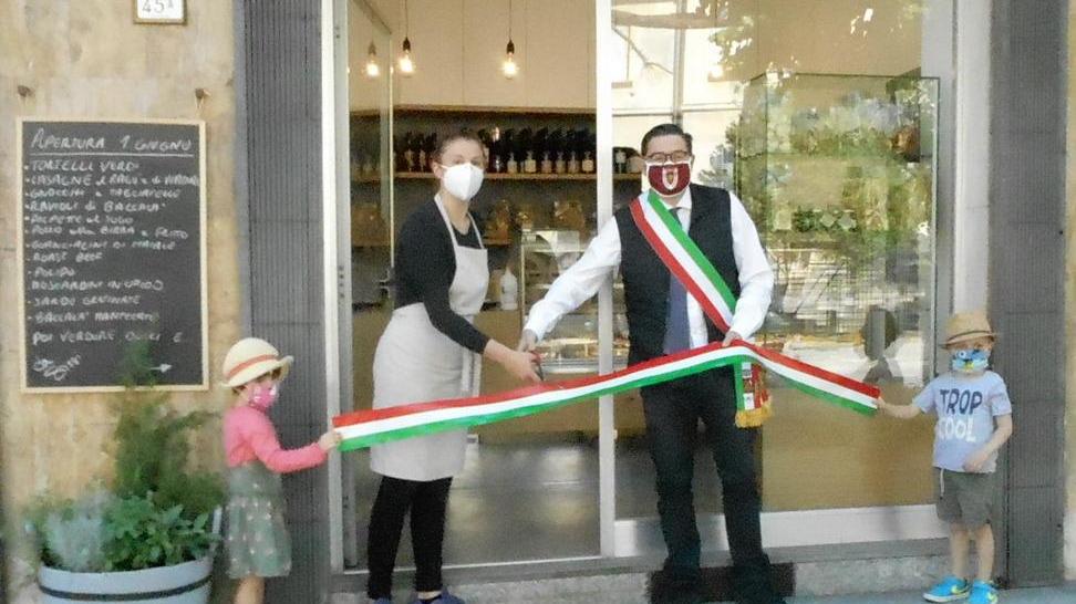 La chef Silvia Bizzocchi inaugura il suo locale nel centro del paese